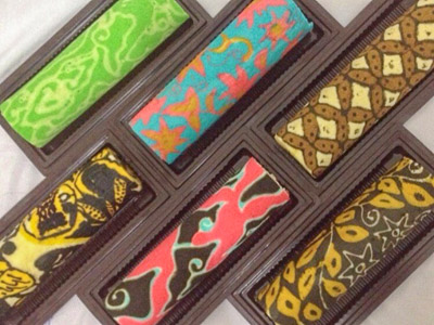 Bolu Gulung Batik dan Karakter + Brownis Kukus